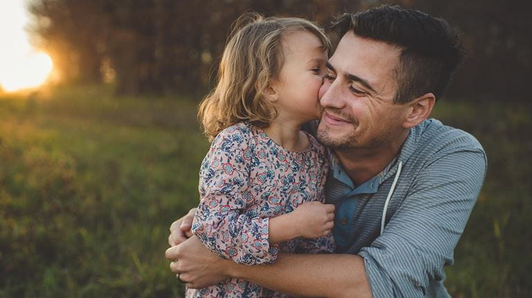 padre e hija abrazando