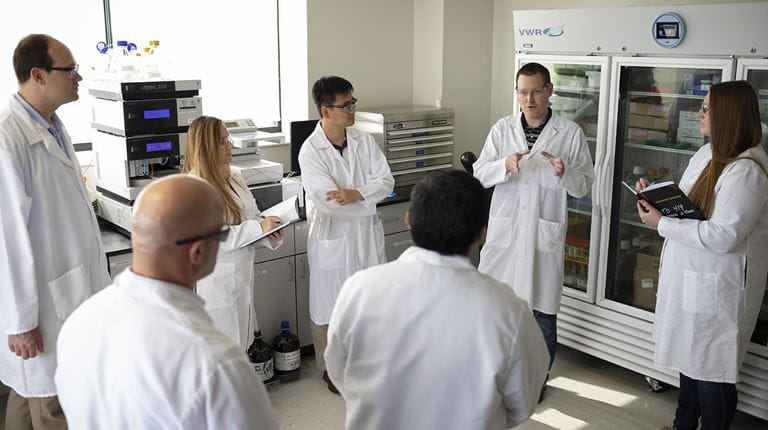 Investigadores en batas blancas en un laboratorio